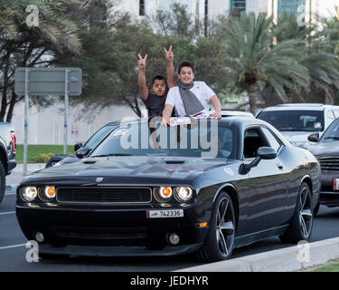 Doha, Katar. 24. Juni 2017. Jungs stehen in das Schiebedach während der Car parade entlang Doha Corniche am letzten Tag des Ramadan Credit: Tom Morgan/Alamy Live News Stockfoto