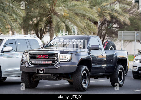 Doha, Katar. 24. Juni 2017. Eine große GMC LKW mit dem Bild des Emirs abholen während der Autoparade entlang Doha Corniche am letzten Tag des Ramadan Credit: Tom Morgan/Alamy Live News Stockfoto