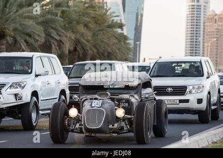 Doha, Katar. 24. Juni 2017. Ein Qatari seine eigene Auto während der Parade entlang Doha Corniche am letzten Tag des Ramadan Credit: Tom Morgan/Alamy Live News Stockfoto