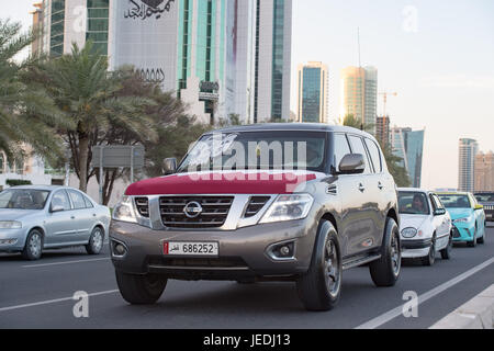 Doha, Katar. 24. Juni 2017. Ein Nissan Patrol SUV mit der katarischen Flagge geschmückt, während der Autoparade entlang Doha Corniche am letzten Tag des Ramadan Credit: Tom Morgan/Alamy Live News Stockfoto