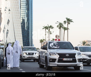 Doha, Katar. 24. Juni 2017. Katarische Männer beobachten Autoparade entlang Doha Corniche am letzten Tag des Ramadan Credit: Tom Morgan/Alamy Live News Stockfoto