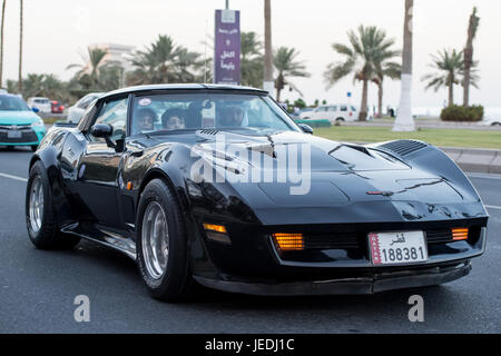 Doha, Katar. 24. Juni 2017. Eine Qatari Familie in ihrer Corvette während der Car parade entlang Doha Corniche am letzten Tag des Ramadan Credit: Tom Morgan/Alamy Live News Stockfoto