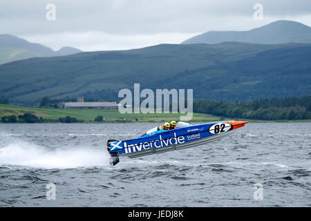 Greenock, Inverclyde, Glasgow, UK. 24. Juni 2017. P1 schottische Grand Prix des Meeres, 82 - David und Ashley Finlayson die Flagge für Inverclyde und Schottland High-Speed-Powerboat und Jet-Ski Rennen kehrt in den River Clyde an diesem Wochenende in der letzten Runde der P1 SuperStock und AquaX UK Championships. Bildnachweis: Rob Gray/Alamy Live-Nachrichten Stockfoto
