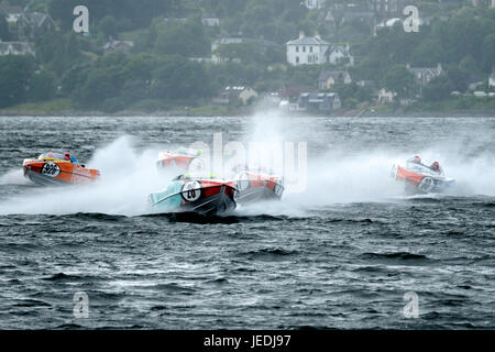 Greenock, Inverclyde, Glasgow, UK. 24. Juni 2017. P1 schottische Grand Prix des Meeres, High-Speed-Powerboat und Jet-Ski racing kehrt in den River Clyde an diesem Wochenende in der letzten Runde der P1 SuperStock und AquaX UK Championships. Mehr als 30.000 Zuschauer werden erwartet, zu Greenock Esplanade in den zwei Tagen für den P1 schottische Grand Prix des Meeres, strömen auf die kostenlosen Unterhaltung auf und neben dem Wasser in einem Fall Co-Gastgeber von Inverclyde Rat und Riverside Inverclyde und unterstützt von EventScotland liefern wird. Bildnachweis: Rob Gray/Alamy Live-Nachrichten Stockfoto