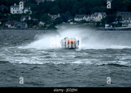 Greenock, Inverclyde, Glasgow, UK. 24. Juni 2017. P1 schottische Grand Prix des Meeres, 82 - David und Ashley Finlayson die Flagge für Inverclyde und Schottland High-Speed-Powerboat und Jet-Ski Rennen kehrt in den River Clyde an diesem Wochenende in der letzten Runde der P1 SuperStock und AquaX UK Championships. Bildnachweis: Rob Gray/Alamy Live-Nachrichten Stockfoto