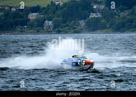 Greenock, Inverclyde, Glasgow, UK. 24. Juni 2017. P1 schottische Grand Prix des Meeres, 82 - David und Ashley Finlayson die Flagge für Inverclyde und Schottland High-Speed-Powerboat und Jet-Ski Rennen kehrt in den River Clyde an diesem Wochenende in der letzten Runde der P1 SuperStock und AquaX UK Championships. Bildnachweis: Rob Gray/Alamy Live-Nachrichten Stockfoto