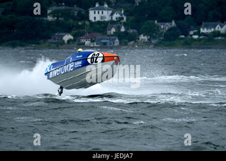 Greenock, Inverclyde, Glasgow, UK. 24. Juni 2017. P1 schottische Grand Prix des Meeres, 82 - David und Ashley Finlayson die Flagge für Inverclyde und Schottland High-Speed-Powerboat und Jet-Ski Rennen kehrt in den River Clyde an diesem Wochenende in der letzten Runde der P1 SuperStock und AquaX UK Championships. Bildnachweis: Rob Gray/Alamy Live-Nachrichten Stockfoto