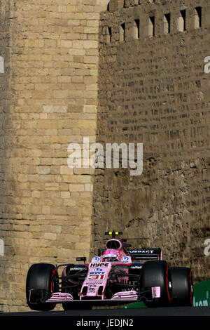 Baku, Aserbaidschan. 24. Juni 2017. Esteban Ocon Frankreich fahren die (31) Sahara Force India F1 Team auf dem richtigen Weg beim letzten Training für das Aserbaidschan Formula One Grand Prix in Baku Stadtkurs am 24. Juni 2017 in Baku, Aserbaidschan. Bildnachweis: Aziz Karimow/Alamy Live News Bildnachweis: Aziz Karimow/Alamy Live-Nachrichten Stockfoto