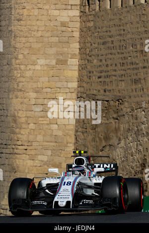 Baku, Aserbaidschan. 24. Juni 2017. Lance Stroll der Kanada fahren (18) Williams Martini Racing F1 Team auf dem richtigen Weg beim letzten Training für das Aserbaidschan Formula One Grand Prix in Baku Stadtkurs am 24. Juni 2017 in Baku, Aserbaidschan. Bildnachweis: Aziz Karimow/Alamy Live News Bildnachweis: Aziz Karimow/Alamy Live-Nachrichten Stockfoto