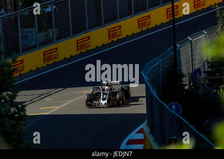 Baku, Aserbaidschan. 24. Juni 2017. Romain Grojean Frankreichs fahren (8) Haas-F1-Team auf dem richtigen Weg beim letzten Training für das Aserbaidschan Formula One Grand Prix in Baku Stadtkurs am 24. Juni 2017 in Baku, Aserbaidschan. Bildnachweis: Aziz Karimow/Alamy Live News Bildnachweis: Aziz Karimow/Alamy Live-Nachrichten Stockfoto