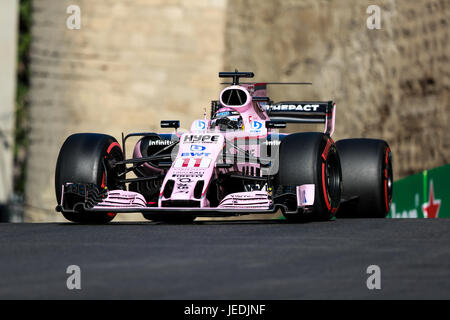 Baku, Aserbaidschan. 24. Juni 2017. Sergio Perez von Mexiko fahren die (11) Sahara Force India F1 Team auf dem richtigen Weg beim letzten Training für das Aserbaidschan Formula One Grand Prix in Baku Stadtkurs am 24. Juni 2017 in Baku, Aserbaidschan. Bildnachweis: Aziz Karimow/Alamy Live News Bildnachweis: Aziz Karimow/Alamy Live-Nachrichten Stockfoto