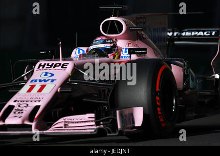 Baku, Aserbaidschan. 24. Juni 2017. Sergio Perez von Mexiko fahren die (11) Sahara Force India F1 Team auf dem richtigen Weg beim letzten Training für das Aserbaidschan Formula One Grand Prix in Baku Stadtkurs am 24. Juni 2017 in Baku, Aserbaidschan. Bildnachweis: Aziz Karimow/Alamy Live News Bildnachweis: Aziz Karimow/Alamy Live-Nachrichten Stockfoto