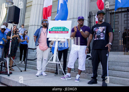 Philadelphia, USA. 24. Juni 2017. Boys II Men Mitglieder (L-R) Wanya Morris, Nathan Morris und Shawn Stockman stehen mit einer ehrenamtlichen Straßenschild im Rahmen einer Feierstunde einen Block der Broad Street in Philadelphia als "Boyz II Men Boulevard," Samstag, 24. Juni 2017 zu widmen. Die zukunftsweisende R&B-Gesangsgruppe, die vier Grammy gewonnen hat Auszeichnungen und mehr als 60 Millionen Tonträger verkauft, hat tiefe Wurzeln in Philadelphia. Bildnachweis: Michael Candelori/Alamy Live News Bildnachweis: Michael Candelori/Alamy Live-Nachrichten Stockfoto