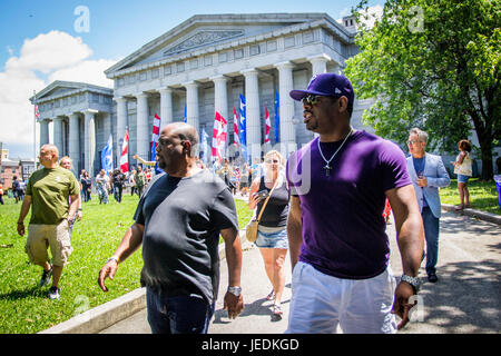 Philadelphia, USA. 24. Juni 2017. Boys II Men Sänger Nathan Morris (lila Hut) geht vor Philadelphias Gymnasium für bildende und darstellende Kunst nach einer Zeremonie Samstag, 24. Juni 2017 einen Block der Broad Street in der Stadt als "Boyz II Men Boulevard," zu widmen. Die zukunftsweisende R&B-Gesangsgruppe, die vier Grammy gewonnen hat Auszeichnungen und mehr als 60 Millionen Tonträger verkauft, hat tiefe Wurzeln in Philadelphia. Bildnachweis: Michael Candelori/Alamy Live News Bildnachweis: Michael Candelori/Alamy Live-Nachrichten Stockfoto