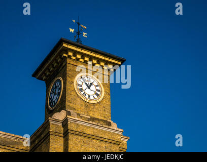 Nahaufnahme von Uhrengesicht und Weathervane, viktorianischer Turm des King's Cross Railway Station London, England, Großbritannien mit blauem Himmel Stockfoto