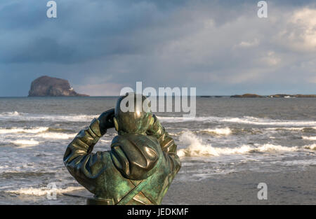 Lifesize birdwatcher Skulptur, die Watcher von Kenny Hunter, Scottish Seabird Centre, North Berwick, East Lothian, Schottland, Großbritannien, mit Bass Rock Stockfoto