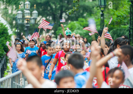 Schüler ab März in der jährlichen Flag Day Parade in New York am Mittwoch, Juni 14, 2017, beginnend an der New York City Hall Park. Flag Tag wurde durch Verkündigung von Präsident Woodrow Wilson am 14. Juni 1916 geschaffen, als Feiertag zu Ehren der amerikanischen Flagge, aber es war nicht bis 1949, wenn es National Flagge Tag. Das Holiday ehrt den 1777 Flagge Auflösung, wo die Sterne und Streifen offiziell als die Flagge der Vereinigten Staaten verabschiedet wurden. (© Richard B. Levine) Stockfoto