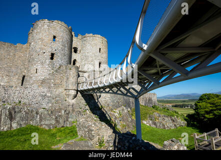 Harlech Castle in Snowdonia, Nordwales. Ausgestattet mit der neuen Brücke. Stockfoto