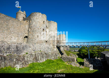 Harlech Castle in Snowdonia, Nordwales. Ausgestattet mit der neuen Brücke. Stockfoto