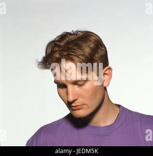 Porträt eines jungen Mannes in ein lila t-Shirt Stockfoto