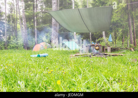 Ein nebeliger Morgen in einem Zeltcamp am Rande des Waldes Stockfoto