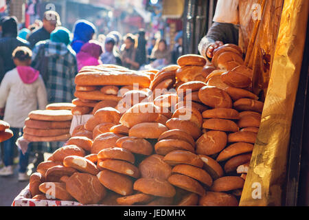 frisches Brot zum Verkauf in der alten Medina, Marrakesch, Marokko Stockfoto