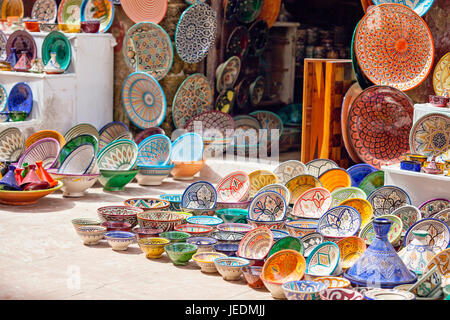 Traditionelle marokkanische Gerichte, Schalen, für Verkauf in den Souks der Medina von Essaouira Stockfoto