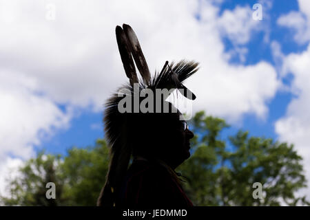 Mitglieder der kanadischen First Nations Gemeinschaften feiern und tanzen während der jährliche Tag der Aborigines Solidarität. Stockfoto