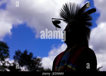 Mitglieder der kanadischen First Nations Gemeinschaften feiern und tanzen während der jährliche Tag der Aborigines Solidarität. Stockfoto