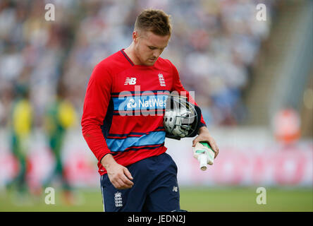 Englands Jason Roy kümmert sich niedergeschlagen wird auf eine Überprüfung während der zweiten NatWest T20 Blast Match auf dem Cooper Associates County Ground, Taunton ausgegeben. Stockfoto