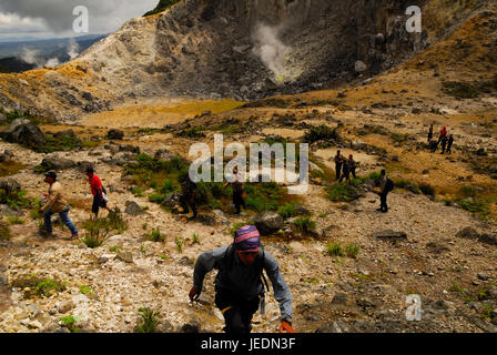 Mount Sibayak, Indonesien. 23. Juni 2017. Wolter Klaus, 48 Jahre alt eine Touristin aus Deutschland, wurde als vermisst gemeldet beim klettern Mount Sibayak in Karo Regency am Donnerstagnachmittag. Bildnachweis: Tsabirin Manurung/Pacific Press/Alamy Live-Nachrichten Stockfoto