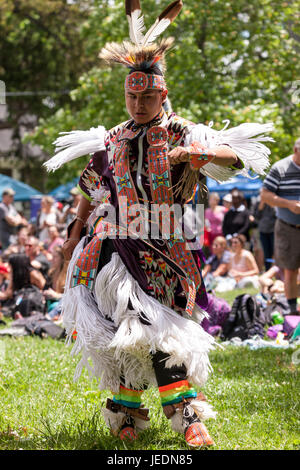 Mitglieder der kanadischen First Nations Gemeinschaften feiern und tanzen während der jährliche Tag der Aborigines Solidarität. Stockfoto