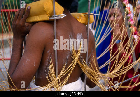 Singapur, Thaipusam, Murugan Tempel Tank Straße Uhr Mann mit Ketten in Rücken tragen Kavadi durchbohrt. Stockfoto