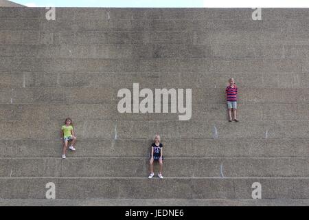 Drei Kinder auf städtischen Berg in Fort Worth Wassergärten Stockfoto