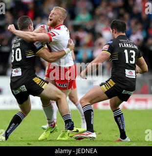 St Helens Luke Thompson ist in Angriff genommen von Salford Red Devils James Hasson (links) und Mark Flanagan (rechts), während die Betfred Super League match im Stadium AJ Bell, Salford. Stockfoto