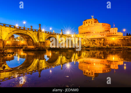 Nachtansicht über den Tiber und die Sant'Angelo-Brücke Stockfoto