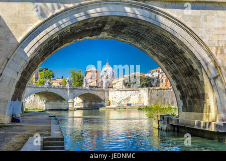 Blick auf den Vatikan mit Brücken über den Tiber, Rom, Italien Stockfoto