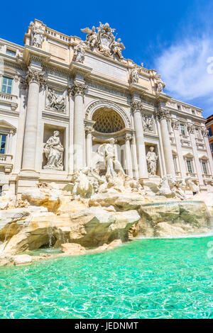 Der Trevi Brunnen, die Fontana di Trevi, ist ein Brunnen in der Trevi rione in Rom, Italien. Ständige 25,9 Meter hoch und 20 Meter breit, es ist der Große Stockfoto