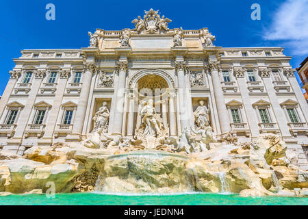 Der Trevi Brunnen, die Fontana di Trevi, ist ein Brunnen in der Trevi rione in Rom, Italien. Ständige 25,9 Meter hoch und 20 Meter breit, es ist der Große Stockfoto