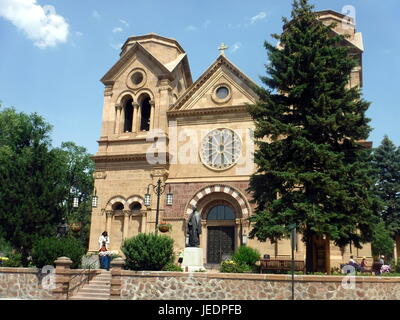 Santa Fe, New Mexico, ist ein Mekka für Touristen geworden. Die Basilika hat einen Abschnitt auf den 1700er Jahren zurückgeht. Stockfoto