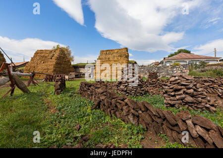 Heuhaufen und landwirtschaftliche Szene im Dorf Bokdajeni, Georgien, Kaukasus. Stockfoto