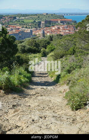 Weg zum mittelalterlichen Dorf von Collioure an der Küste von Mittelmeer, Pyrenäen Orientales, Roussillon, Südfrankreich Stockfoto