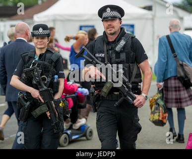 Bewaffnete Polizisten auf Patrouille im Royal Highland Show, Ingliston, Edinburgh. Stockfoto