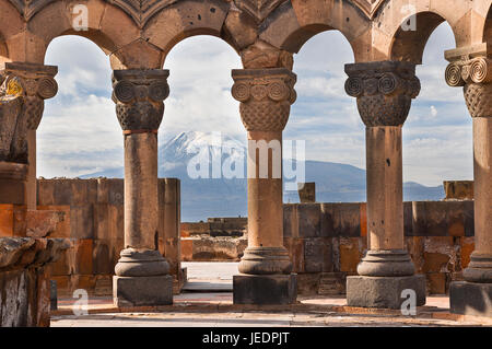Ruinen des Tempels von Zvartnots mit Berg Ararat im Hintergrund, Armenien. Stockfoto