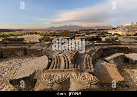 Ruinen des Tempels von Zvartnots mit Berg Ararat im Hintergrund, Armenien. Stockfoto