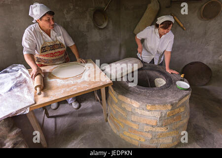 Lokale Frauen machen armenisches Brot bekannt als Lavasch, in Garni, Armenien. Stockfoto