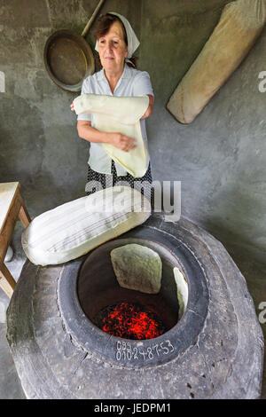 Lokale Frau, die armenisches Brot macht bekannt als Lavasch, in Garni, Armenien. Stockfoto