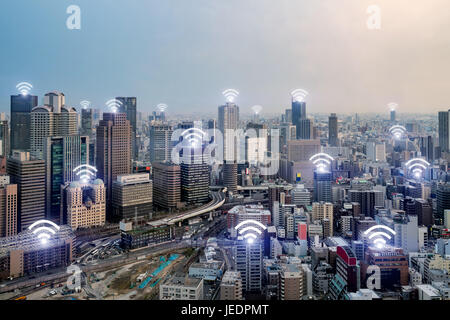 WiFi-Symbol und Osaka Stadt mit drahtlosen Netzwerkverbindung. Intelligente Stadt Osaka und drahtlose Kommunikationsnetz, abstraktes Bild visuell, Internet thi Stockfoto