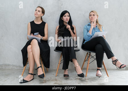 Gruppe von asiatischen und multiethnischen Geschäftsleute mit lässigen Anzug in Warteschlange für Vorstellungsgespräch im modernen Büro. Geschäftskonzept Gruppe Menschen. Stockfoto