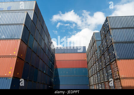 Stapel von Containern bei import und export Bereich am Hafen. Stockfoto